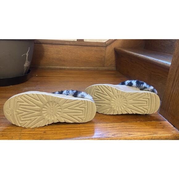 UGG CLUGGETTE LEOPARD SUEDE SHEEPSKIN SLIPPERS Women’s 8 Gray - Picture 10 of 10